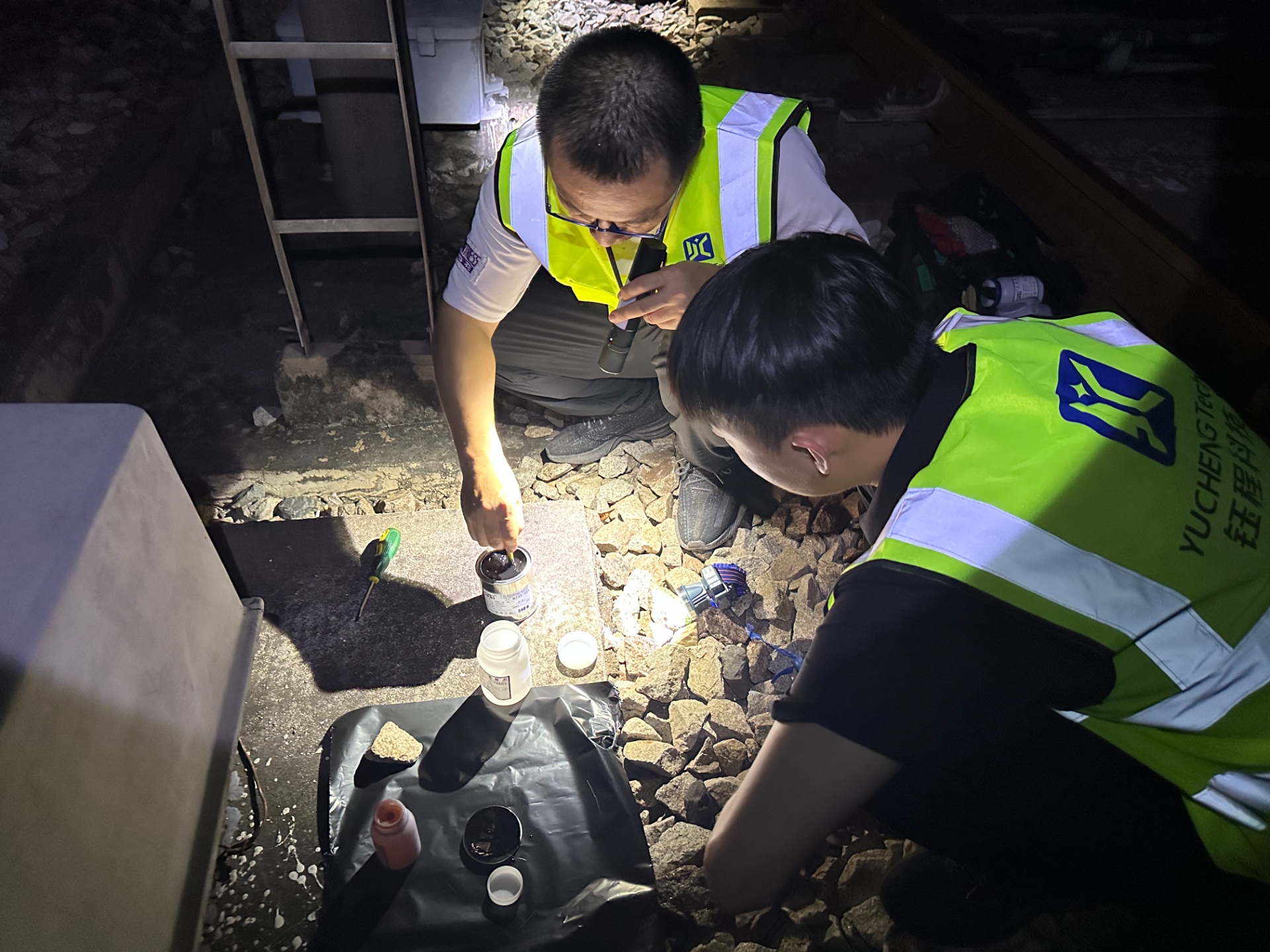 子夜施工：防護(hù)新材料為鐵軌設(shè)備加護(hù)